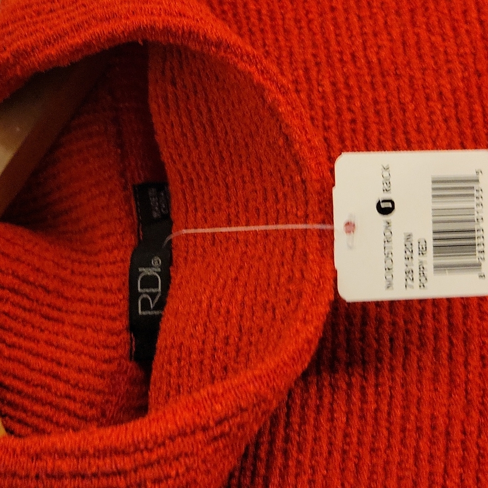 Red sweater - Picture 2 of 4